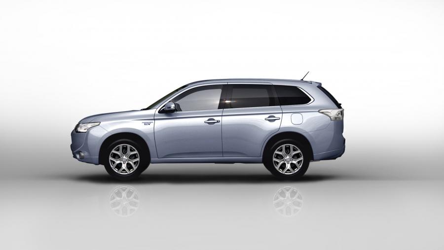  Mitsubishi Outlander PHEV 2012 года  (фото 17 из 48)